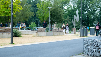 Mensen lopen over campus Wageningen langs een weg