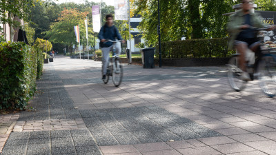 fietsende studenten op campus