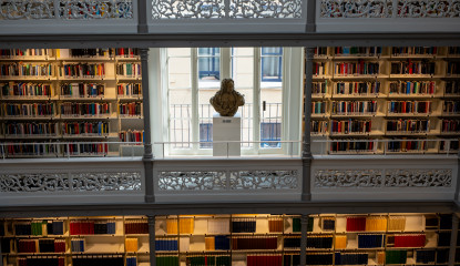 Boekenkasten in universiteitsbibliotheek