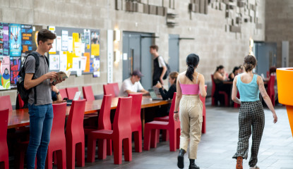 Studenten lopen door universiteitsgebouw