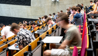 collegezaal, vage afbeelding van personen