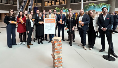 Bijna voltallige vaste Kamercommissie neemt het manifest van de Universiteiten van Nederland aan.