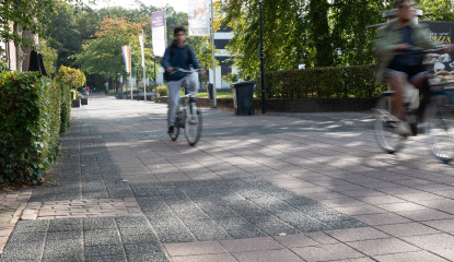 fietsende studenten op campus