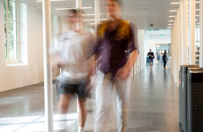 Voorbijlopende studenten