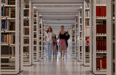 studenten in gang ub