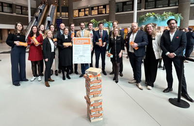 Bijna voltallige vaste Kamercommissie neemt het manifest van de Universiteiten van Nederland aan.