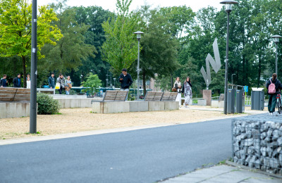 Mensen lopen over campus Wageningen langs een weg